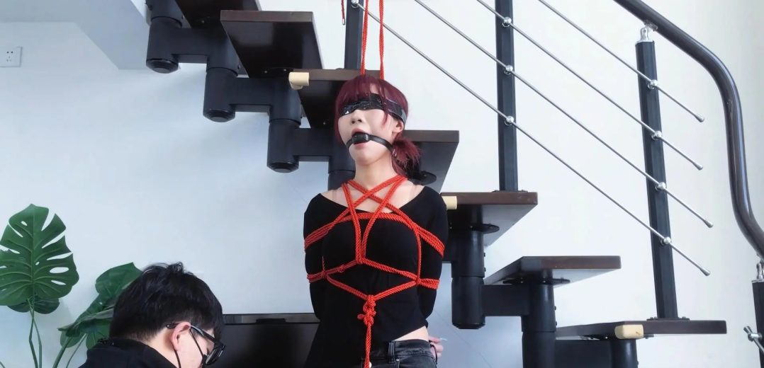 红发女神小粥试镜，173cm身材，柔韧度很高，单腿吊，第一次就尝试5cm大号口球，靠近能明显听到口水呼噜的声音-11