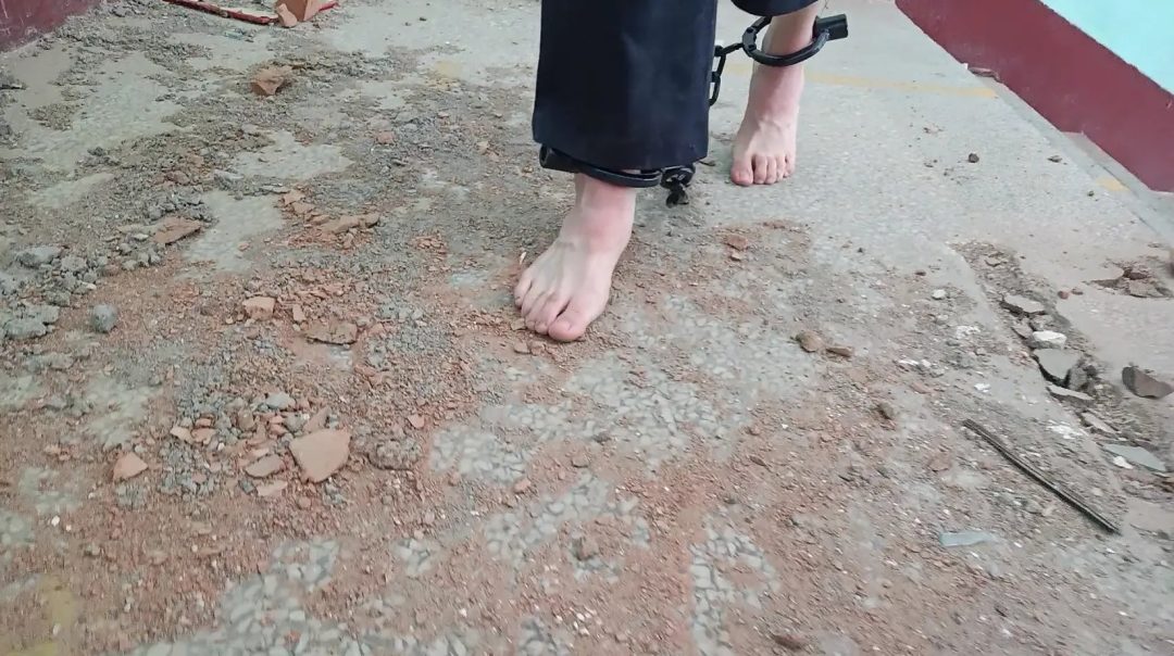 戴着脚镣在废墟里光脚和穿白袜散步-3