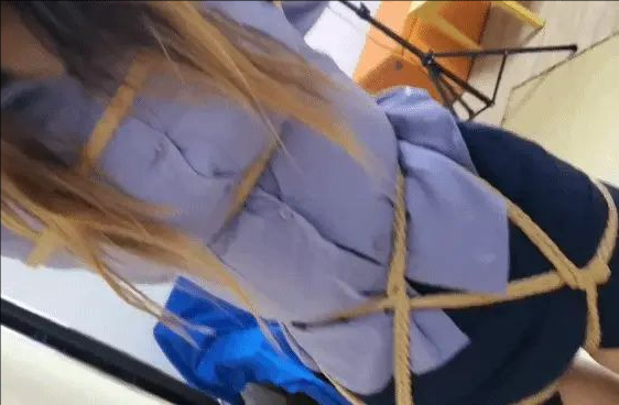 美美紧缚体验,文秘美女-美美紧缚体验，踮脚吊、驷马悬空吊挣扎到极致的体验…-1