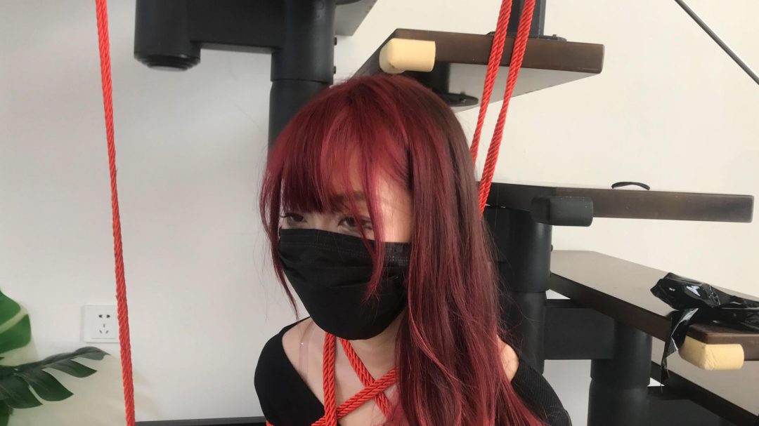 红发女神小粥试镜，173cm身材，柔韧度很高，单腿吊，第一次就尝试5cm大号口球，靠近能明显听到口水呼噜的声音-8