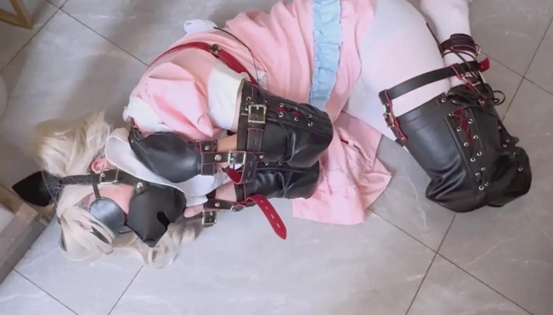女王佳禾小妈黑丝高跟皮裙玩弄女仆装伪娘，全程k9调教，遛狗-2