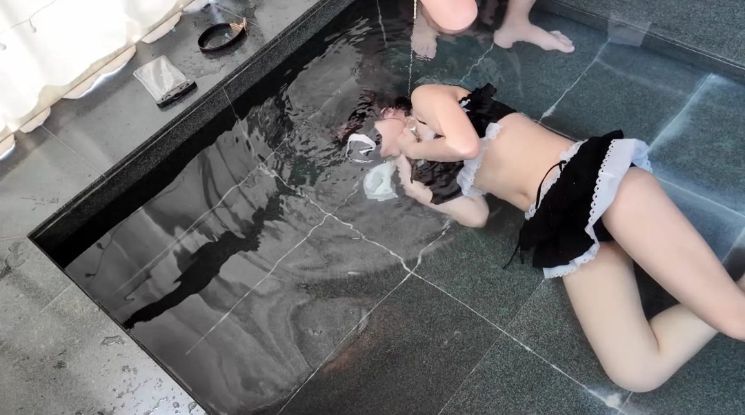 被金属镣铐与项圈强制禁锢在水底无法呼吸的泳装少女-2 被金属镣铐与项圈强制禁锢在水底无法呼吸的泳装少女-2