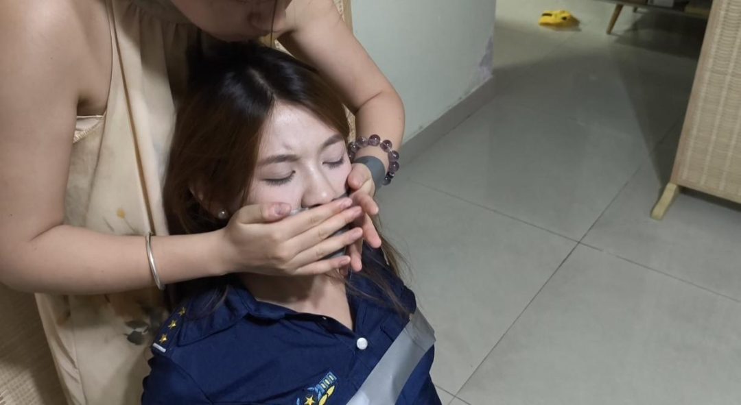 少女遇劫 ol美女下班后被入室绑架 原味袜子堵嘴 丝袜套头 胶带封嘴~-5