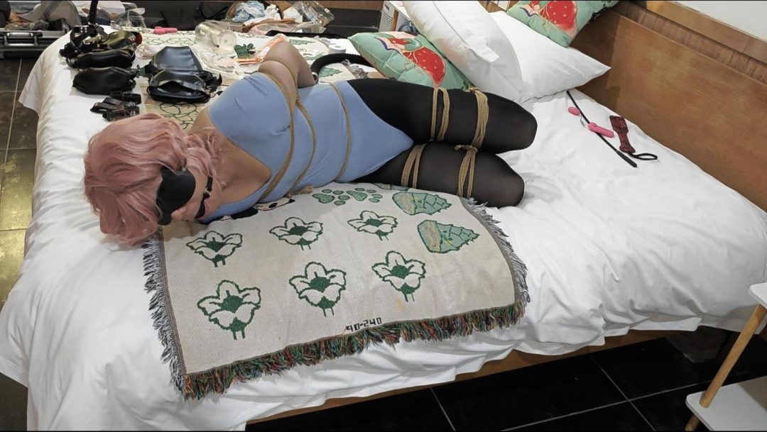 房洞里的黑丝体操服-1