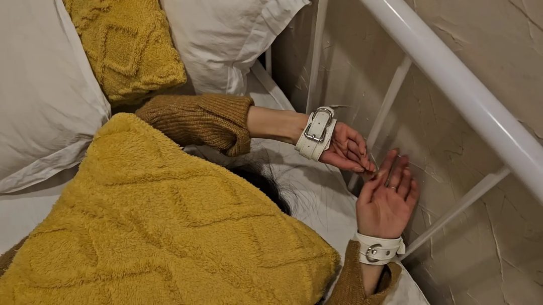 双手举高，开始挠腰-1