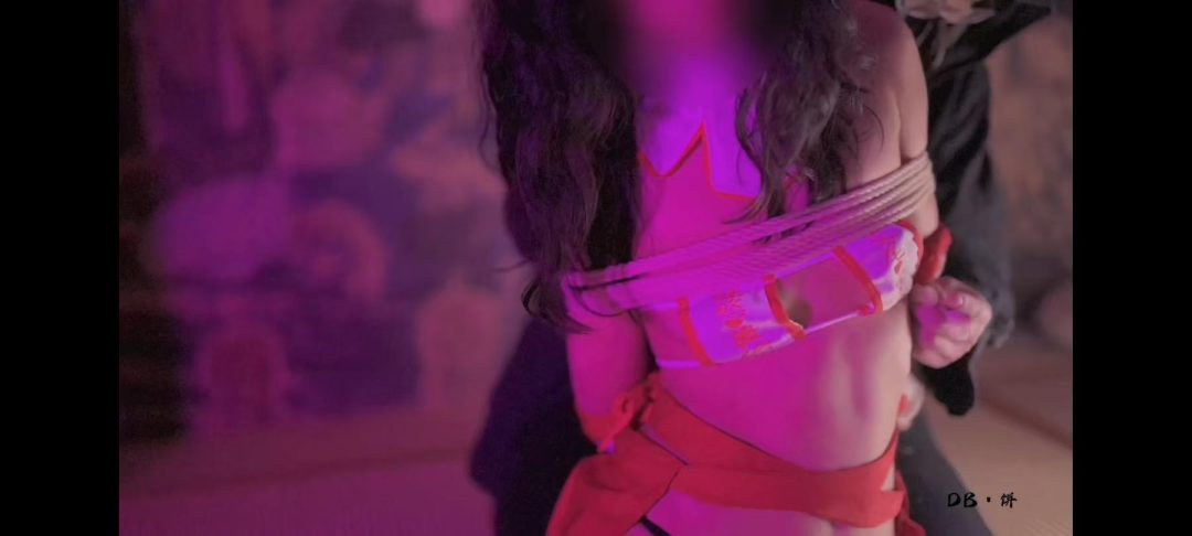 大长腿美女的绳缚体验-2