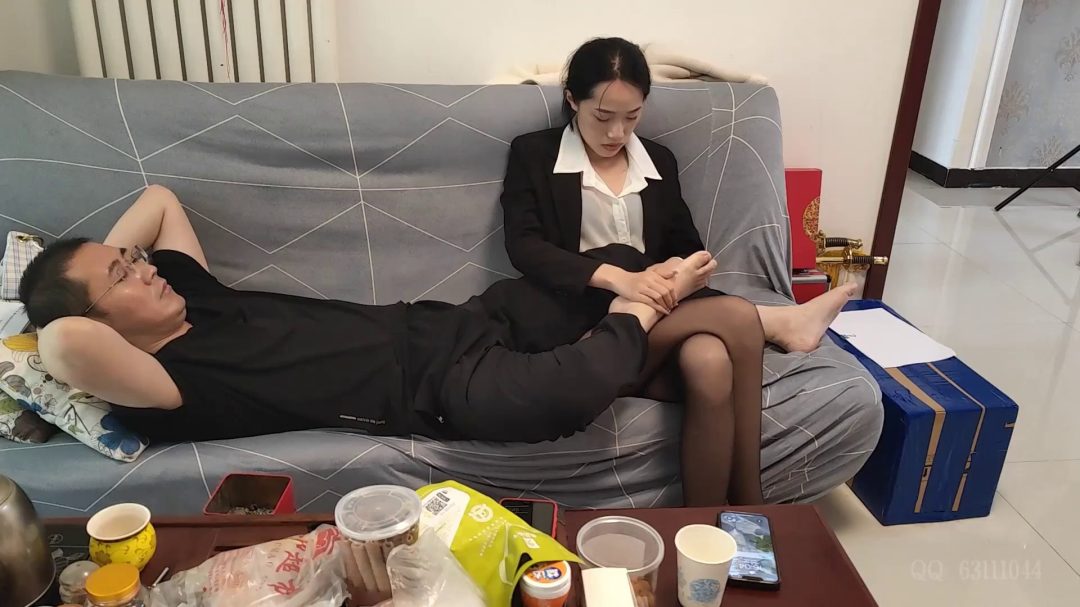 雅熙 沙发上舔脚 悬空的黑丝夫人-2