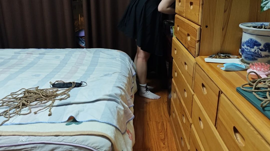 大学生 连衣裙 蝴蝶结 白袜 白色内衣 捆绑双脚 床上挣扎 眼罩 挣扎 呻吟 白袜玉足-7