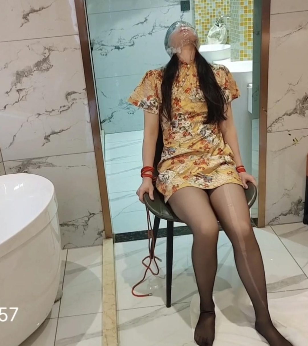 黑丝制服+黑丝旗袍。喵酱姐妹俩的保鲜膜敷面窒息-2