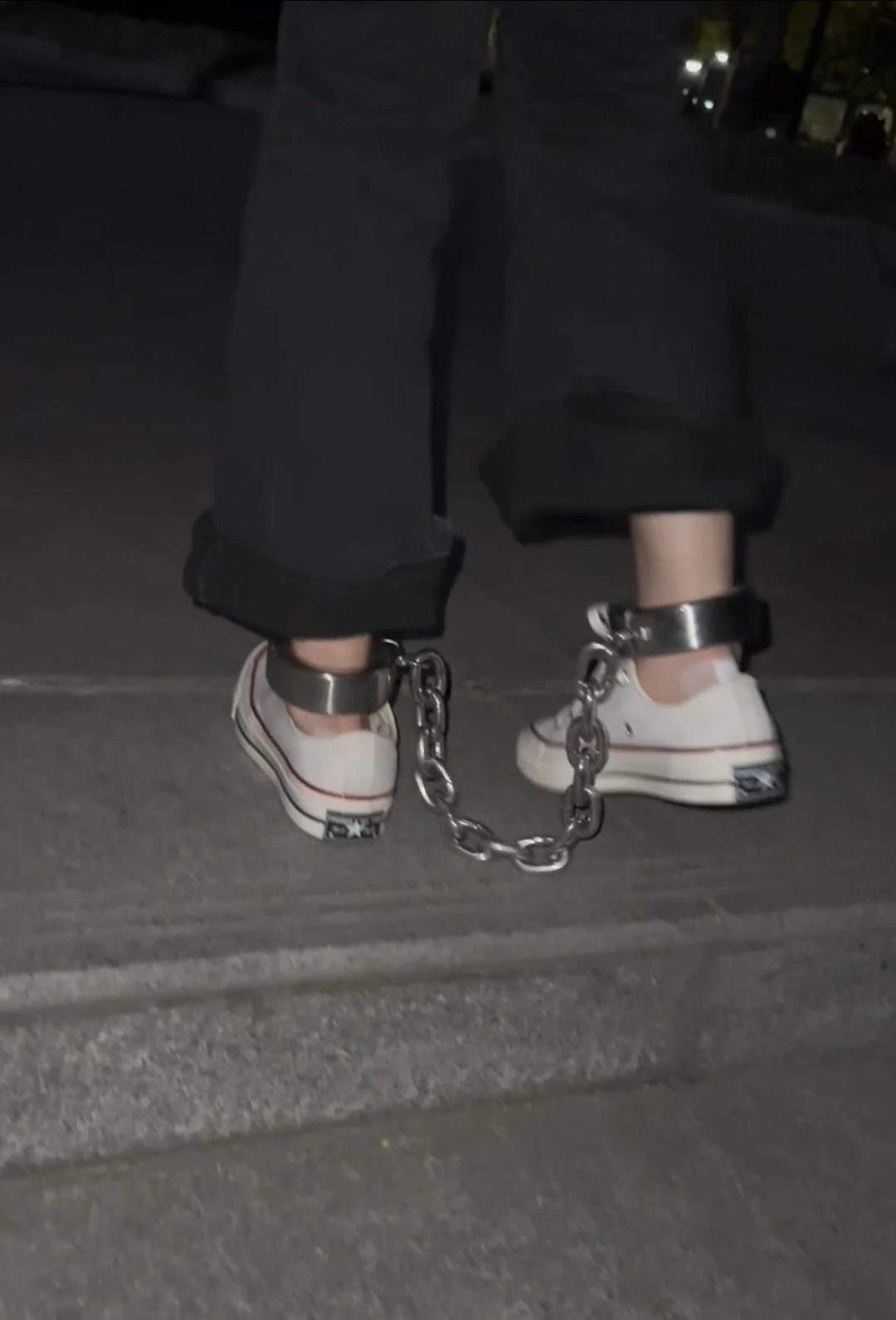 深夜戴脚镣外出的女孩-快步趟镣-被路人拍-5