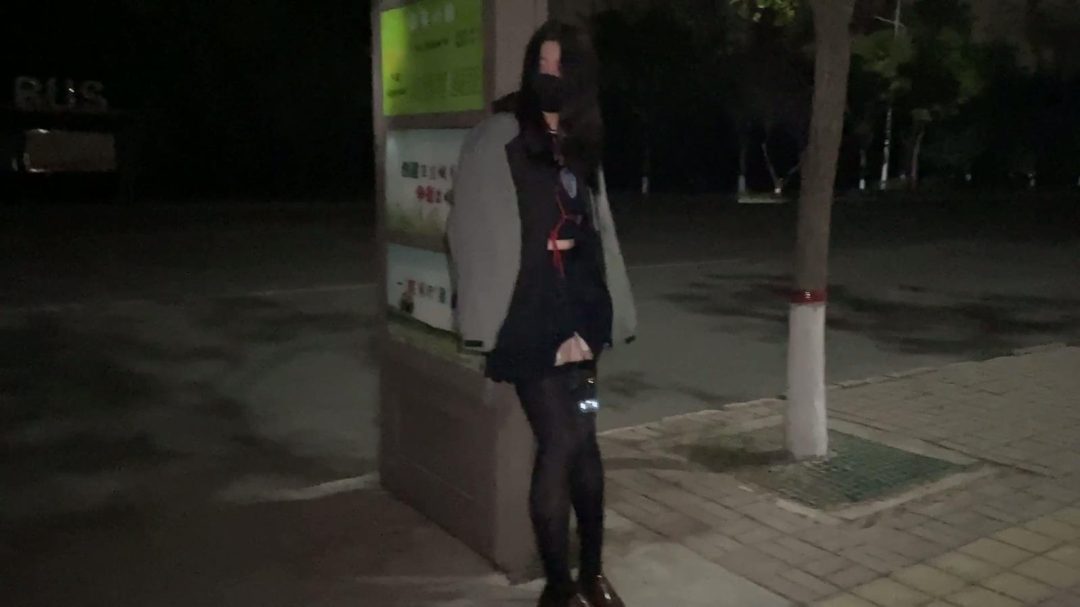 黑丝JK水手服伪娘，龟甲缚后手体验户外伪街郊狼电击-5