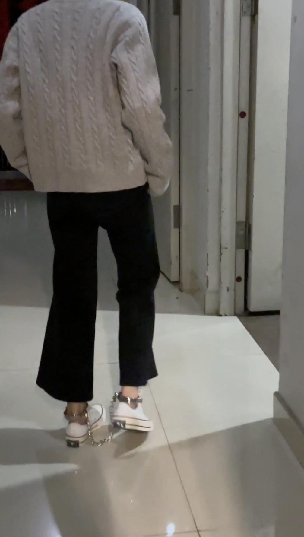 帆布鞋女大学生半夜戴脚镣外出，户外镣铐-3