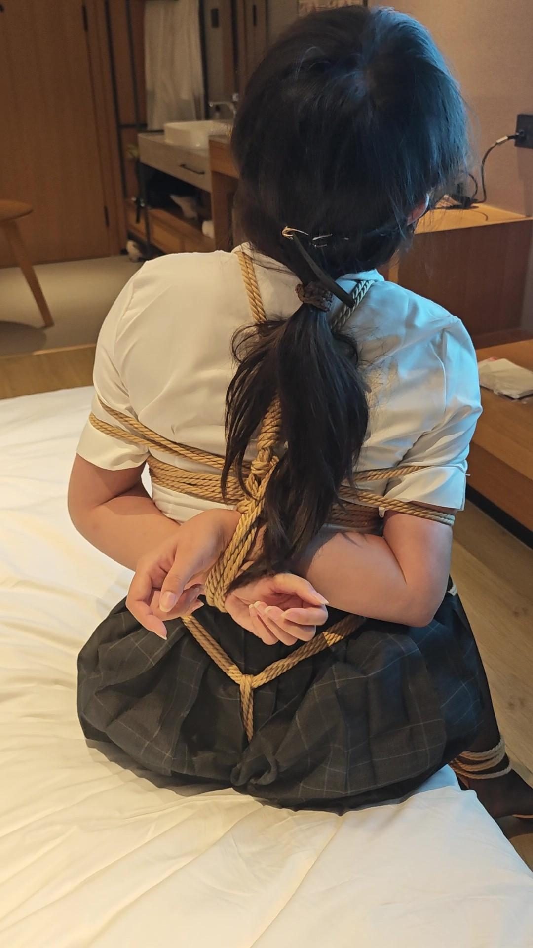 首作：黑丝jk学生妹伊伊脱缚挑战记第一集-7