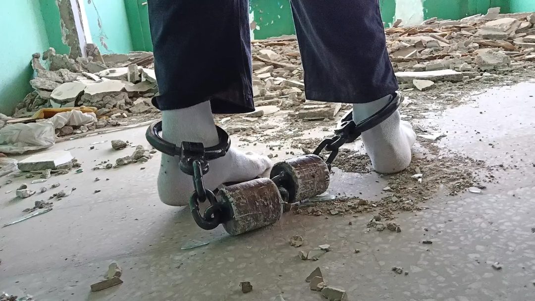 在废墟里换着戴两副脚镣散步，踩脏白棉袜-3