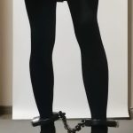 裸色高跟和厚裤袜脚踝重镣