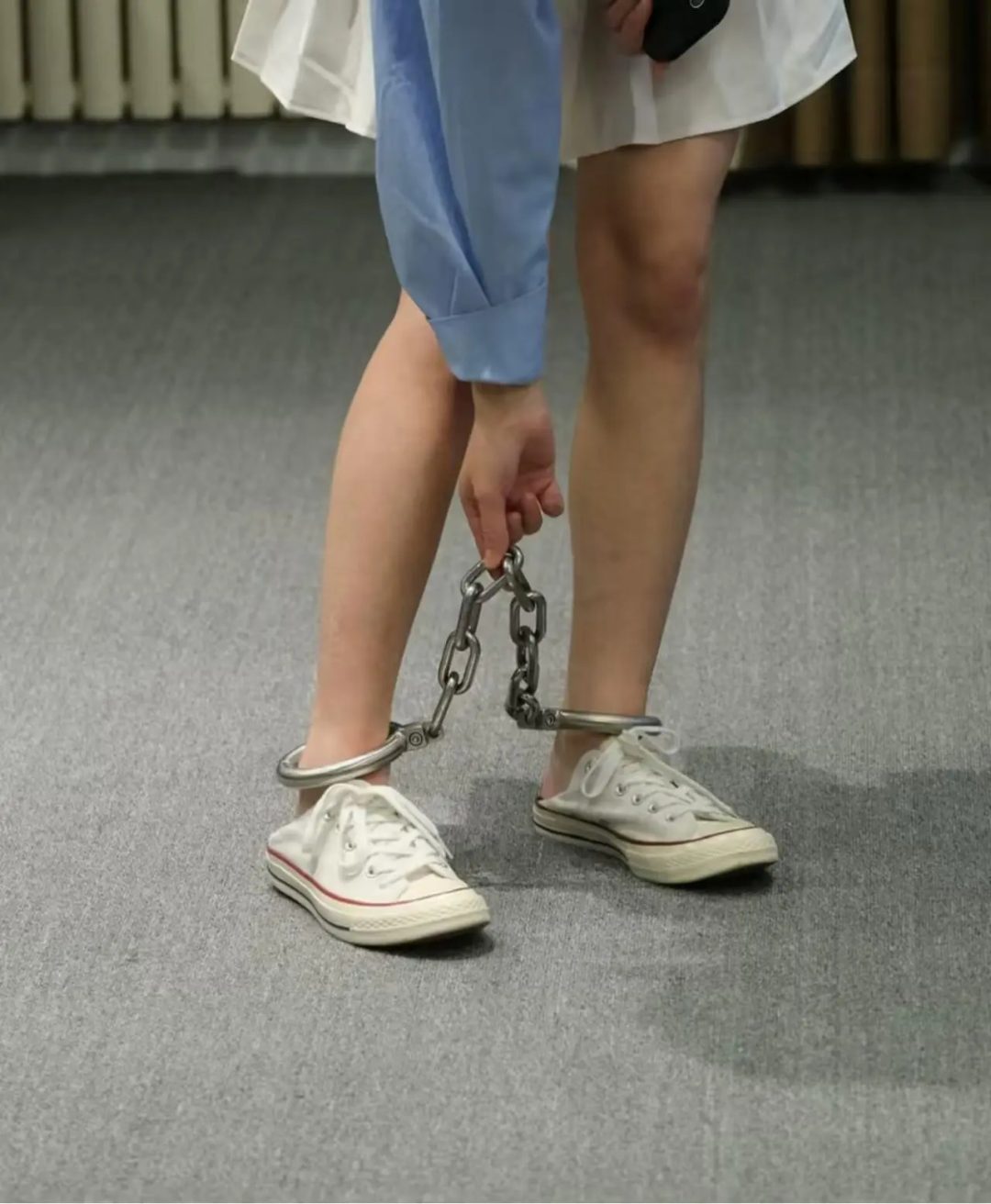 帆布鞋妹子脚镣佩戴体验测评-6