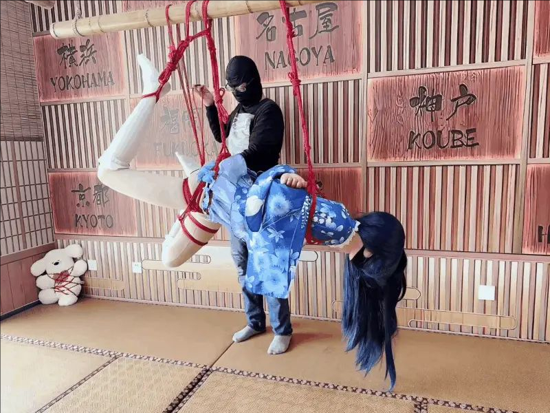 【松月】二次元绳缚体验，被吊在空中接受折磨，无助挣扎，口水直流-4
