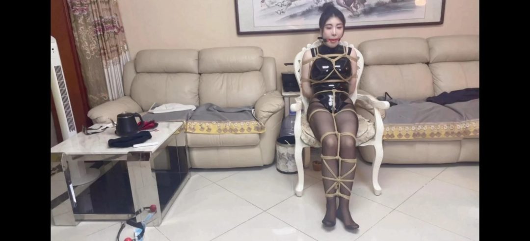 贝特工作室定拍 安慈高叉皮衣黑丝捆绑放置口球流口水-5