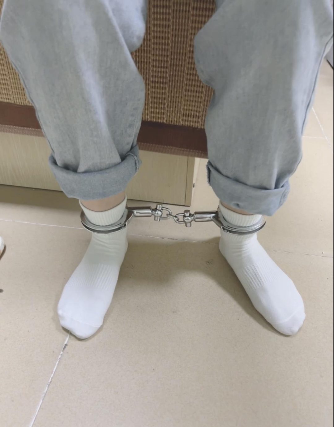 女大学生重型脚镣体验，惩戒脚镣，超紧手铐铐脚-4