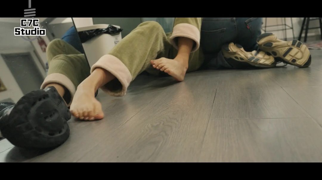 《吵闹的邻居》吵闹的漂亮裸足泼妇令邻居忍无可忍-5