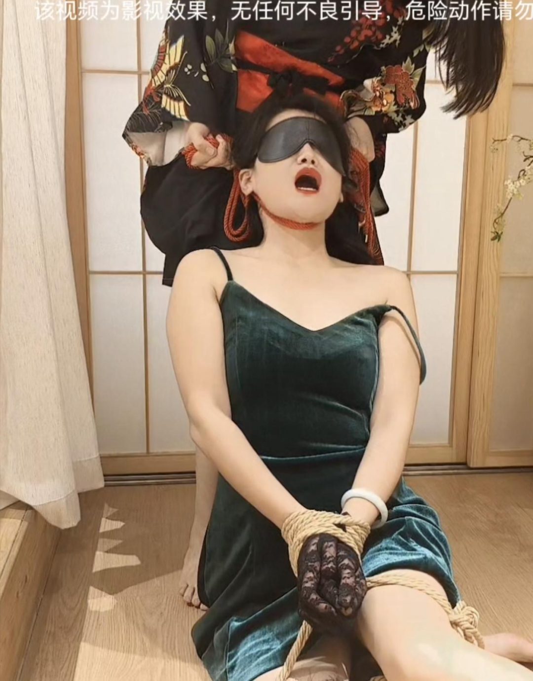 因为模特不配合闹情绪。喵酱下狠手，勒脖，勒到脖子出现紫色淤青-1