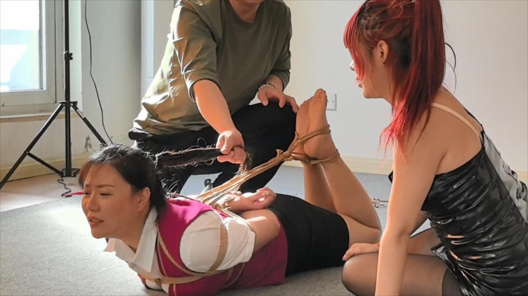 李然曼妮大比拼 丝袜 驷马 吊缚 堵嘴 高跟鞋 肉丝 前手吊缚 后手缚 口球挣扎 室内强制站立 口球-4