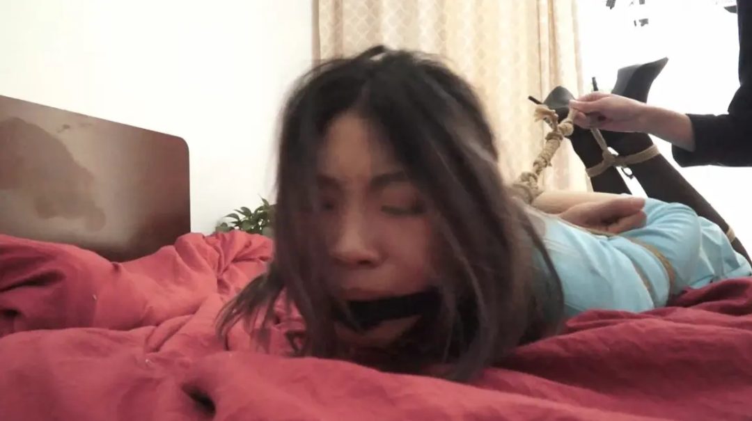 [空姐的战争 - 下] 女女、美腿、堵嘴、调教、空姐、黑丝-10