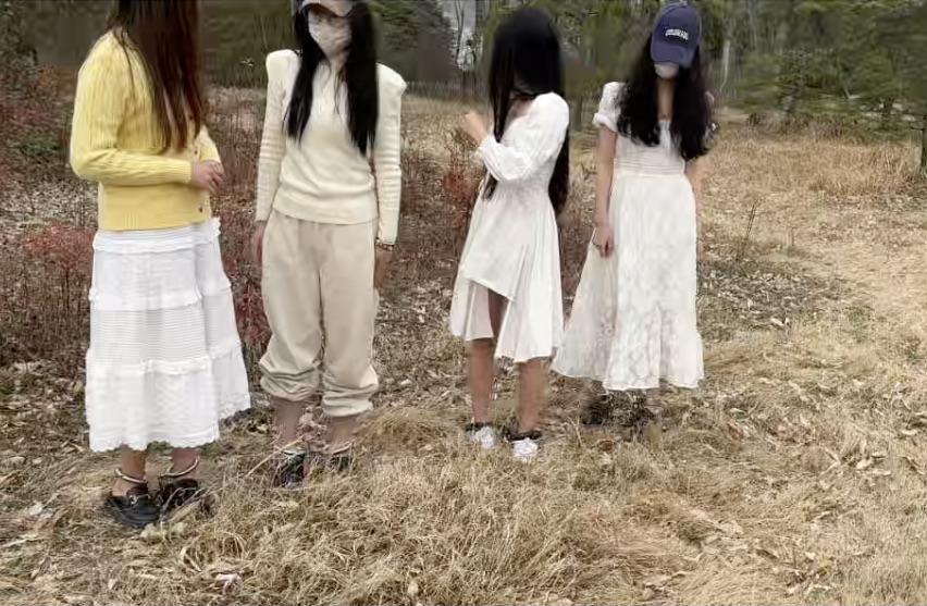 4个女孩的户外镣铐游戏-2