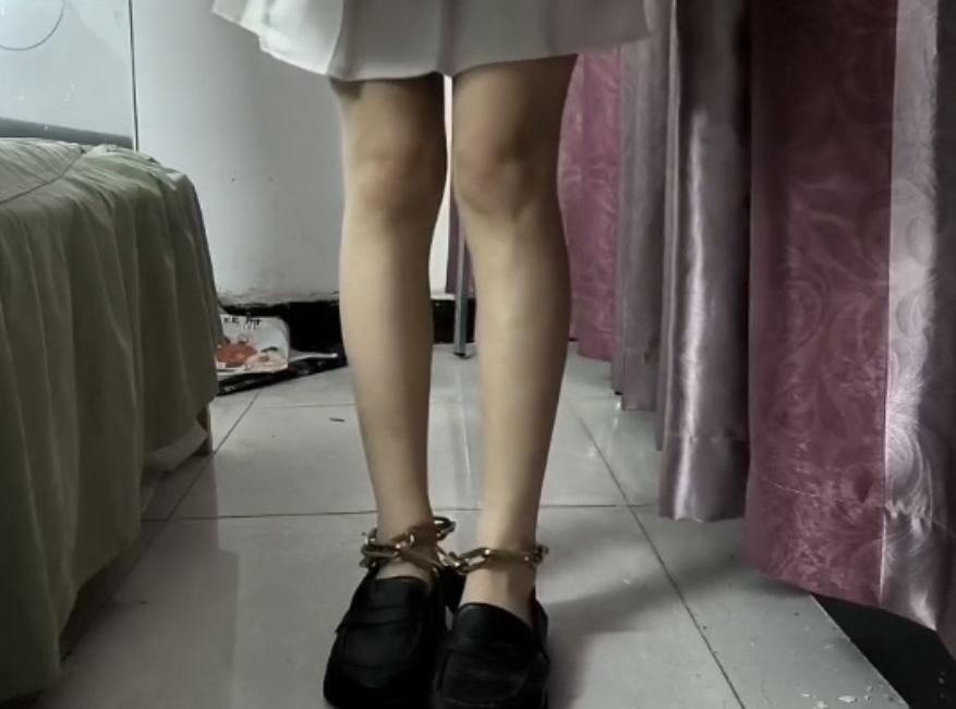 19岁女生铁链锁脚-小白袜玛丽珍 小皮鞋-9
