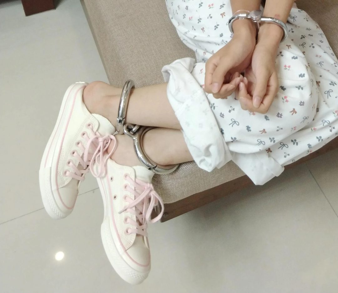 18岁小女孩的镣铐生活-1