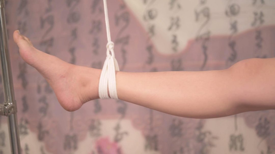 高挑妹子铁架单腿吊缚滴蜡解禁--裸足、蜡烛、TK、丁字裤-3