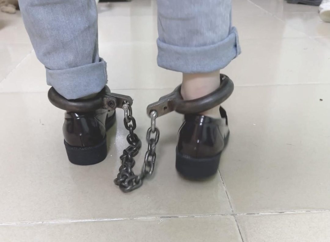 女大学生重型脚镣体验，惩戒脚镣，超紧手铐铐脚-1