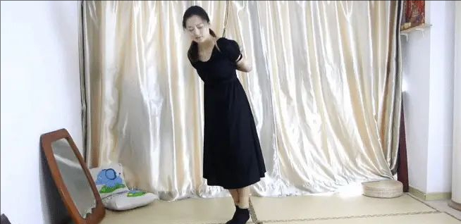 美M连衣裙紧缚体验……后手缚+吊缚+蒙眼……美M紧张又期待-2