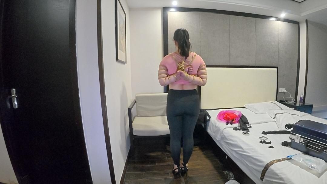 身材丰满的梅丽穿着瑜伽服长达俩小时的紧缚-7