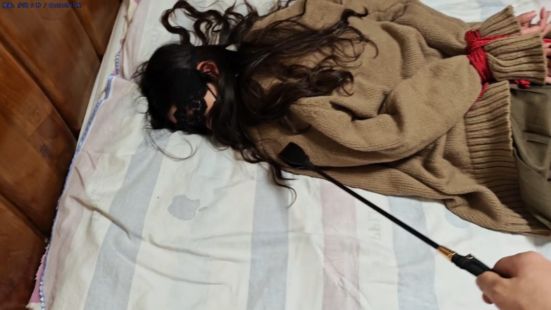 婷婷穿白丝自缚享受 被主人发现后驷马鞭打惩罚 丝袜 白丝 挠痒 恋足 打脚心 捆绑 自缚 驷马-3