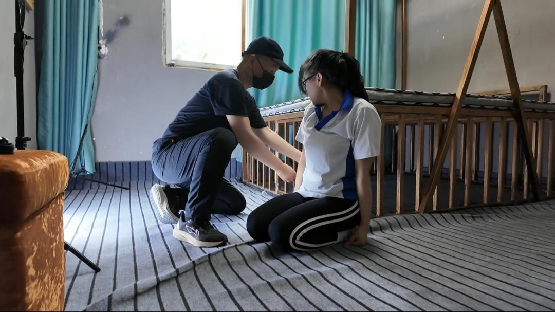 再次惩罚小遥之虐足-2