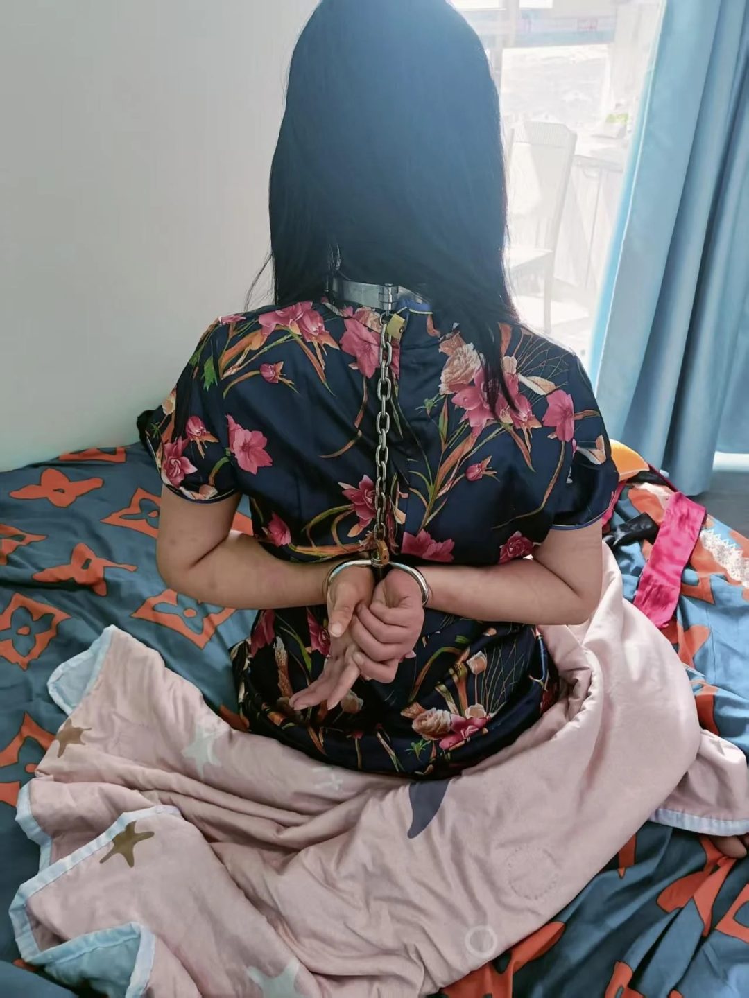 旗袍女被折磨第七章 项圈手铐 脚镣 皮鞭-8