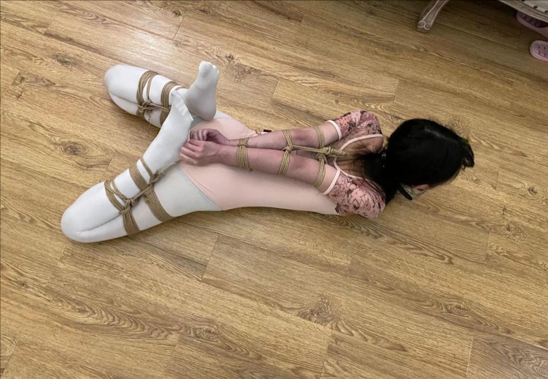 珊珊花纹露背体操服白丝紧缚放置-4