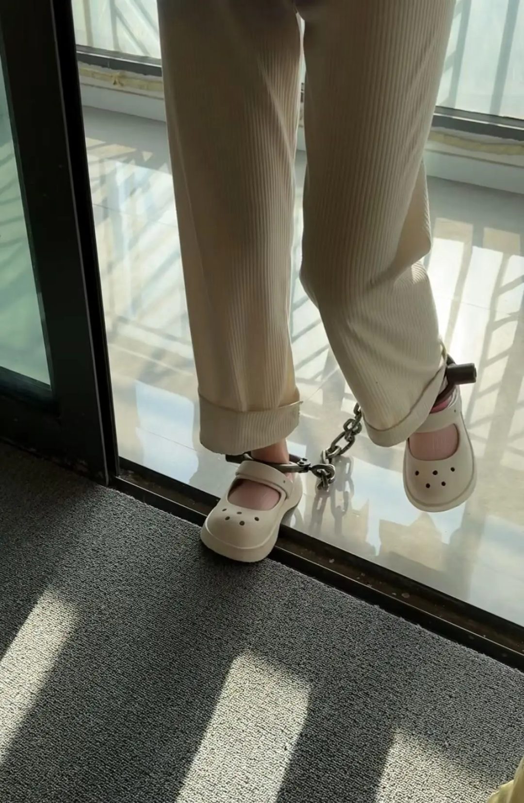 小妹子黑铁脚镣体验-5