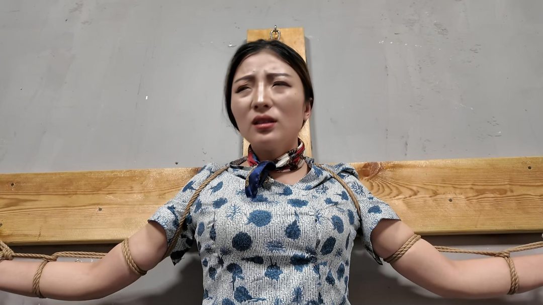 佳佳受刑上 JK装 十字架 龙门架吊刑 打肚子 打胸-9