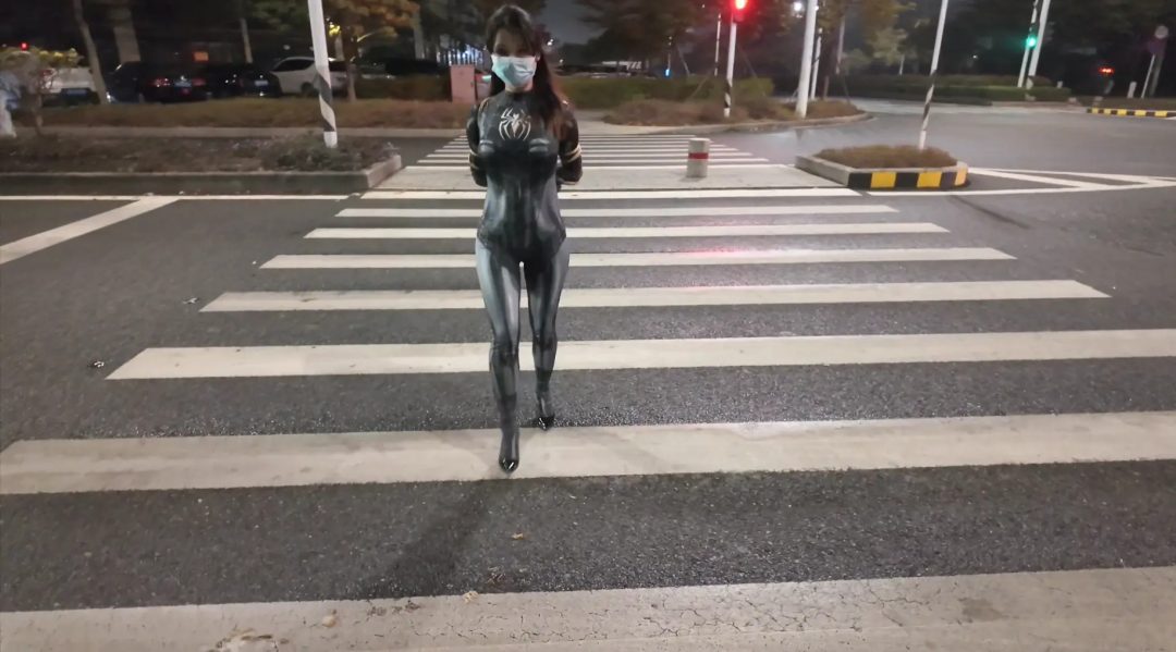 被捆绑的蜘蛛紧身美人在马路边玩玩具露出（定拍）-1