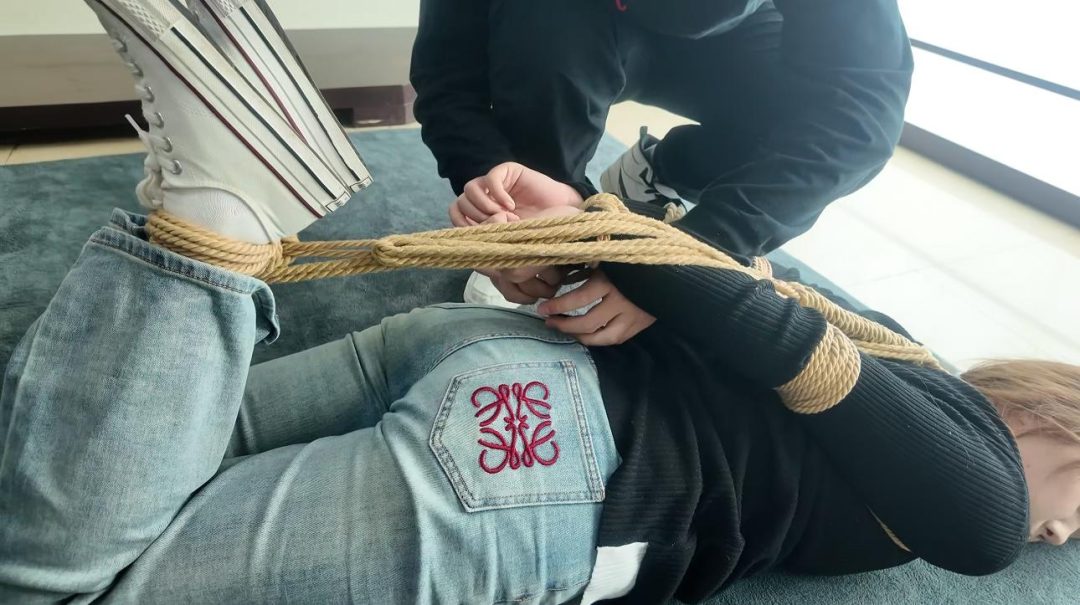 纯情女大的捆绑危机-2 纯情女大的捆绑危机-2