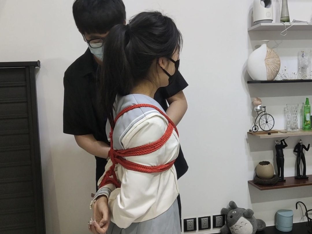 【松子】18岁活泼小女生松子约绑初体验，小话痨，jk白丝马尾，单腿吊，口球太大露出小兔牙，被诱骗吃柠檬，引发大量粘稠口水，最后浑身疲软躺在我的腿上-10