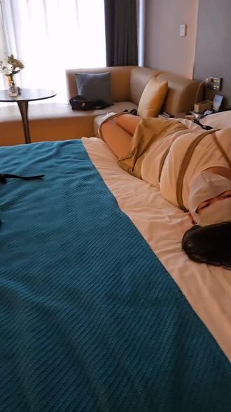 女主播体验强行塑料袋套头，多次驷马紧缚呼吸限制，塑料袋很贴合，又戴上一层头套，完全无法呼吸，十几秒就喊不行了 ，挣扎的很激烈，驷马-3