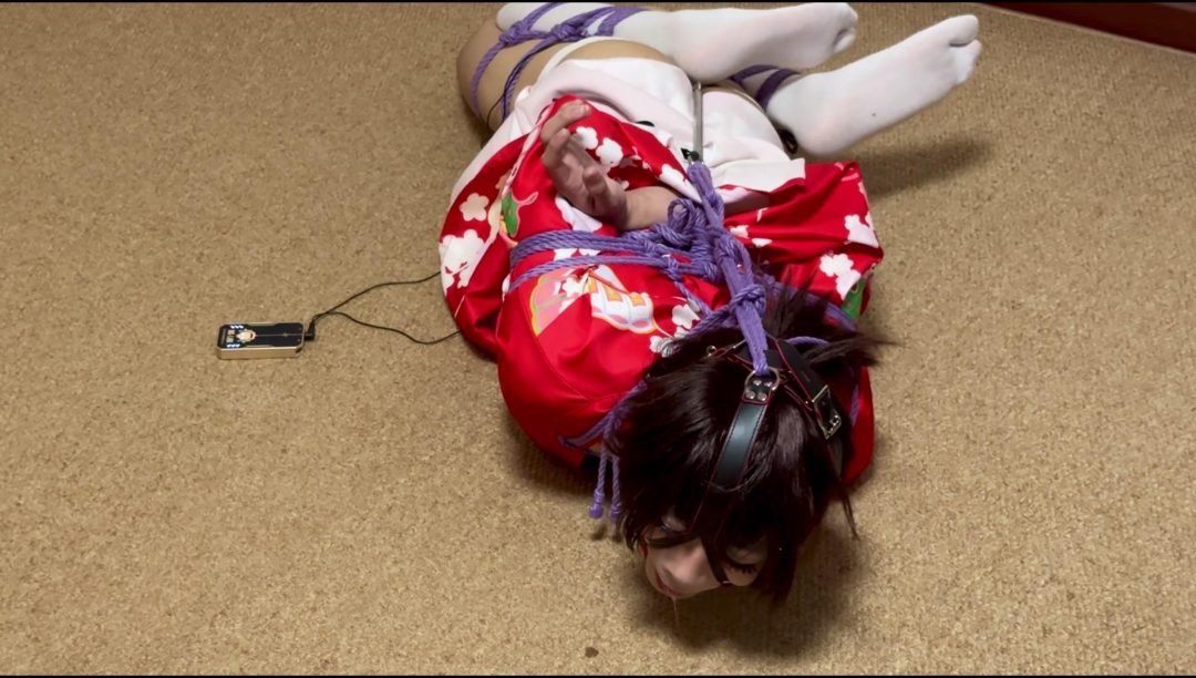 和服少女月工钩连马具口塞放置挣扎流口水-6