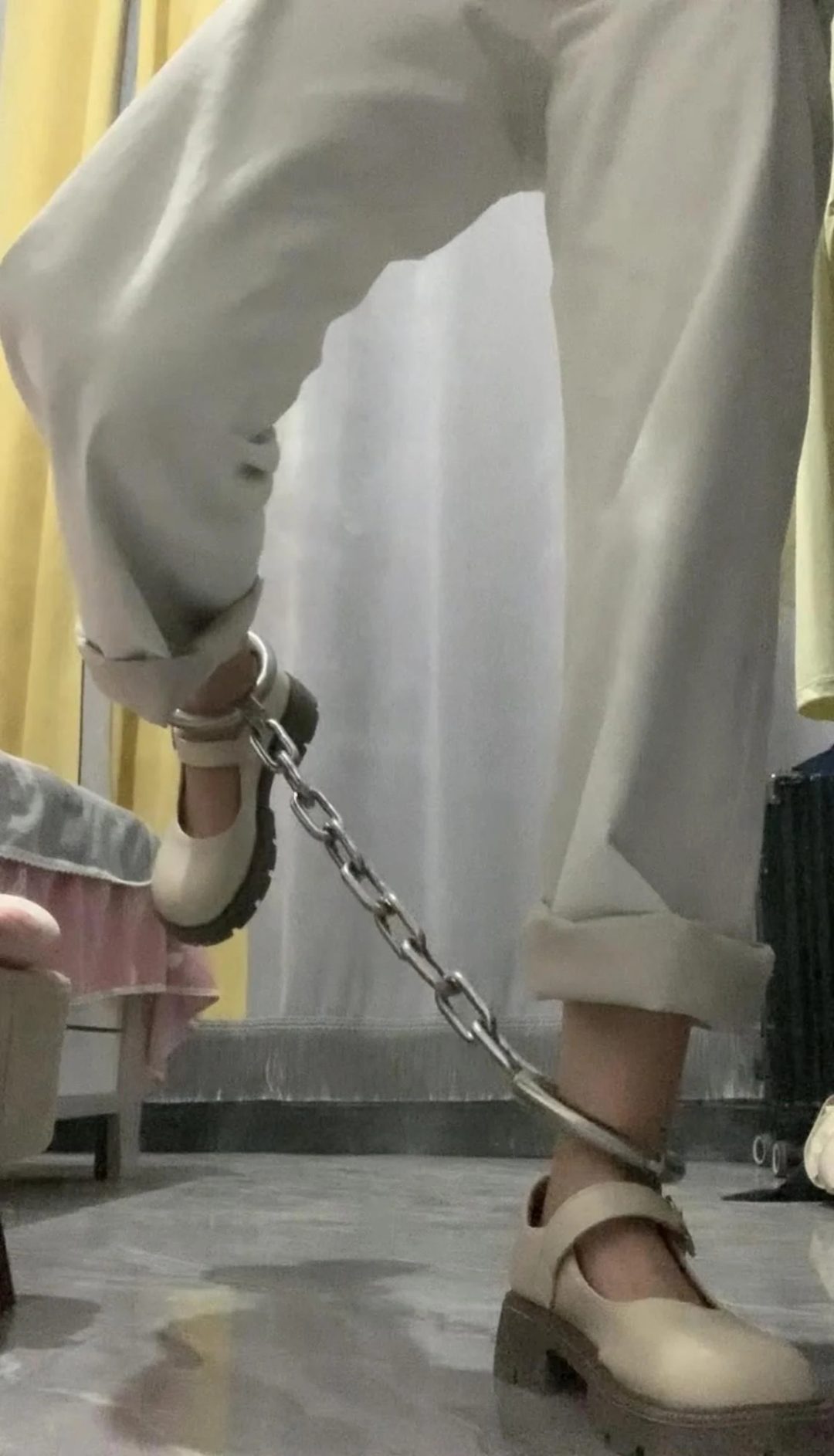 女大学生绳子捆脚-铁链锁脚-脚镣-3