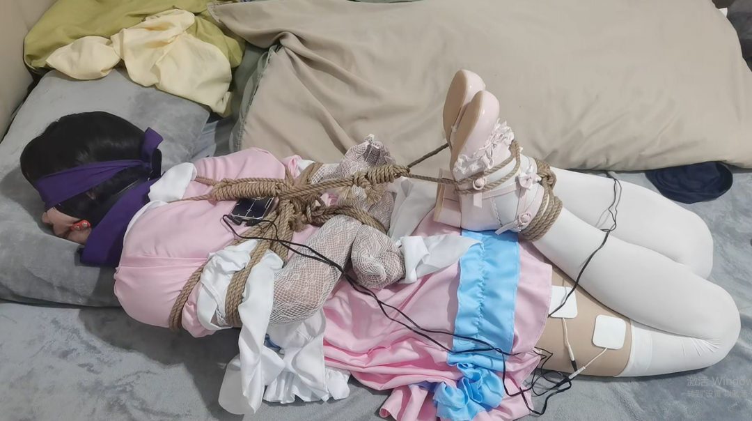 粉红小女仆的极限驷马捆缚-4