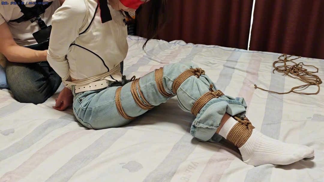 高颜值美女小鱼牛仔裤白袜放置-7