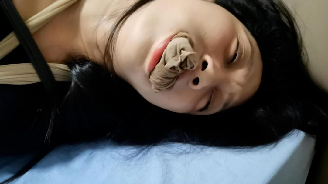 【沐小雨】成了精的丝袜~科幻元素，来自丝袜的报复，丝袜捆绑、丝袜堵嘴-9