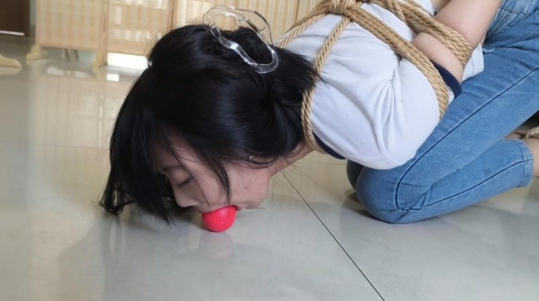 【禾一原创】（惩罚与奖励）要求用嘴把口球叼到指定地点 被骗的小慧成功与否都要被刷子折磨 演技在线 极品玉足～-2